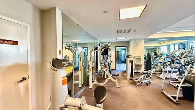 Building Photo - Comfortable Studio Living with Balcony, Parking & Storage at Daniel Burnham Court