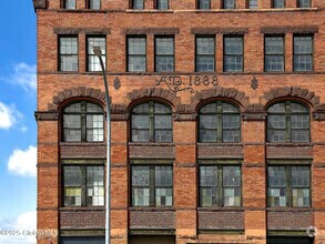 Building Photo - 145 River St