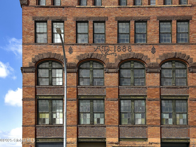 Primary Photo - 155 River St