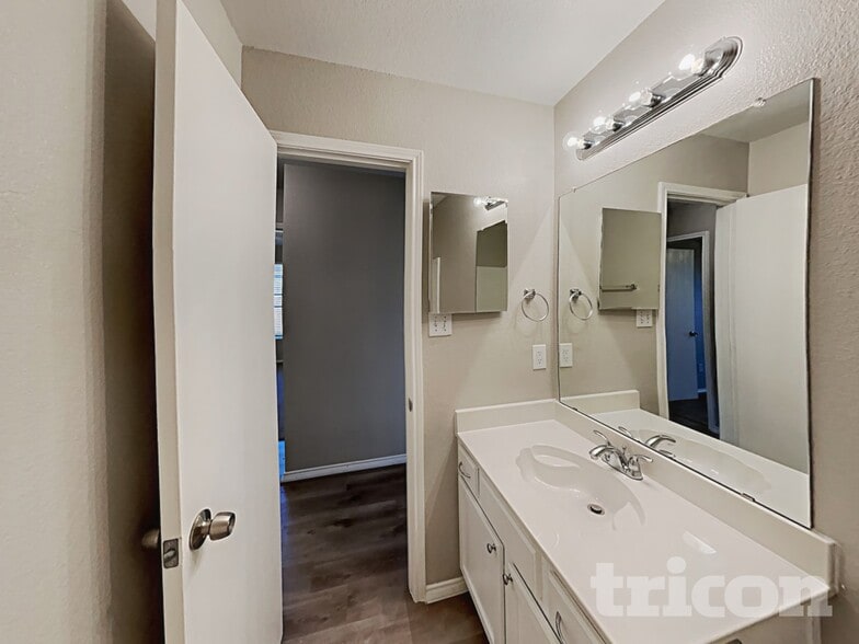 Building Photo - 3005 Scenic Glen Dr