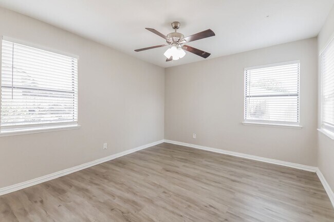 Building Photo - 3 BR/2BA | Updated Single Family Home |  Large backyard