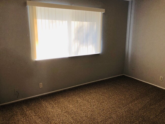 Building Photo - Great looking condo in a nice and clean complex