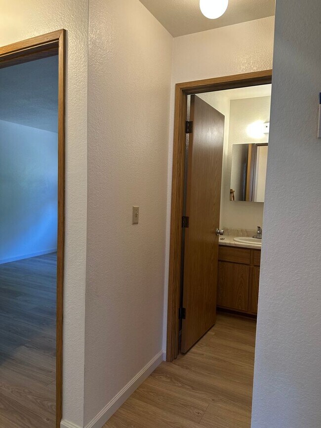 Building Photo - Well maintained home in desirable neighbor...