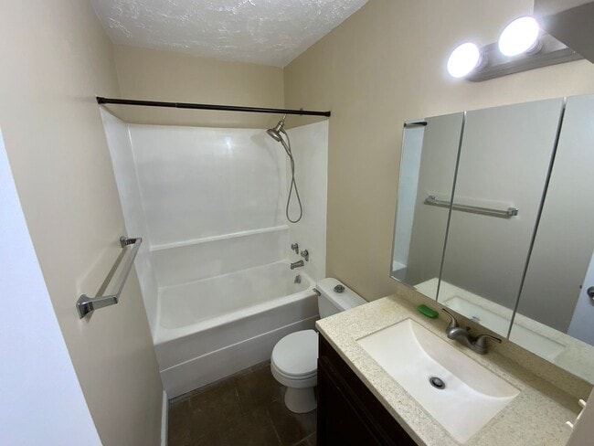 Building Photo - CONVENIENTLY LOCATED, TOP FLOOR UNIT IN PE...