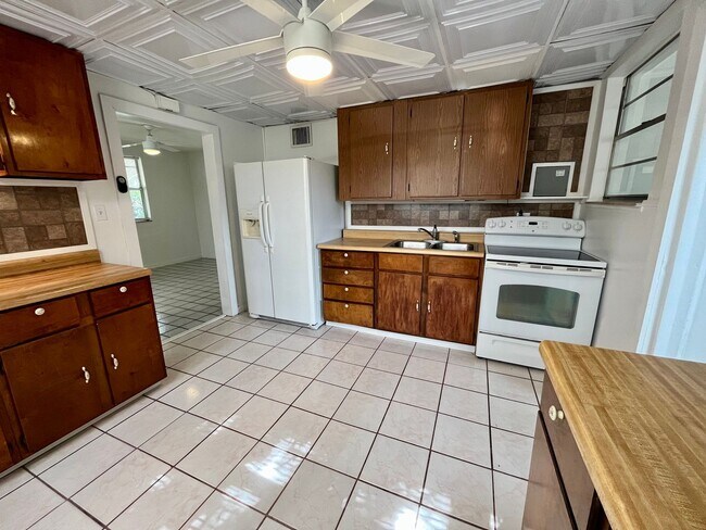 Building Photo - Cute home in Euclid Manor for rent