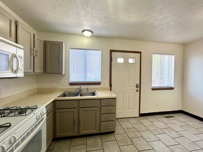 Building Photo - Two Bedroom Home in Southwest Grand Rapids