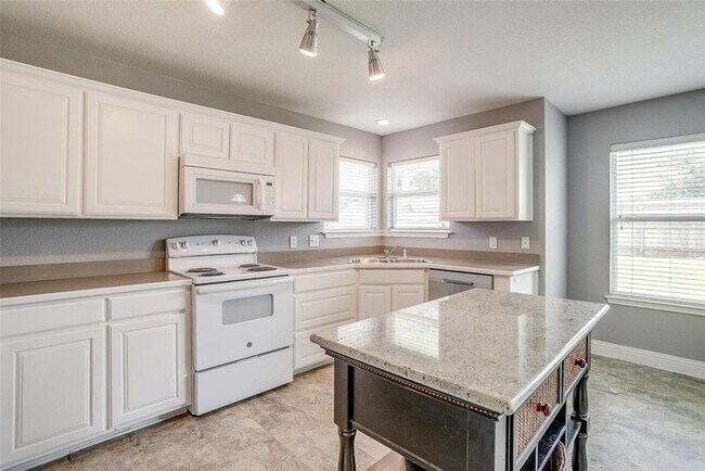 Building Photo - 578 Tanglewood Dr