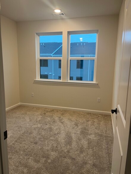 Building Photo - 1105 Greenwich Dr