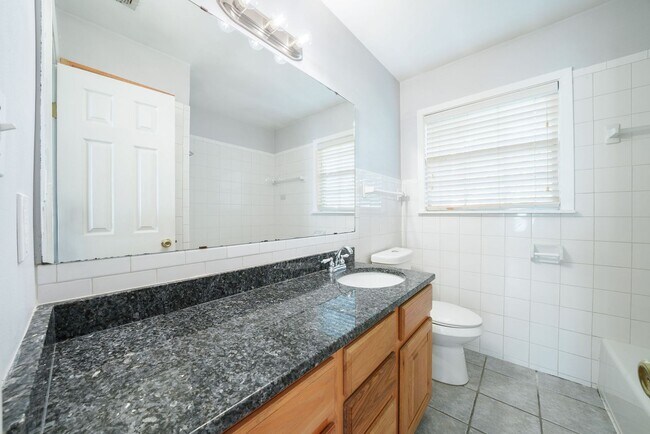 Building Photo - Central Austin charming 3 BR / 1 BA - Next...