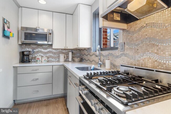 Building Photo - 1593 N Colonial Terrace