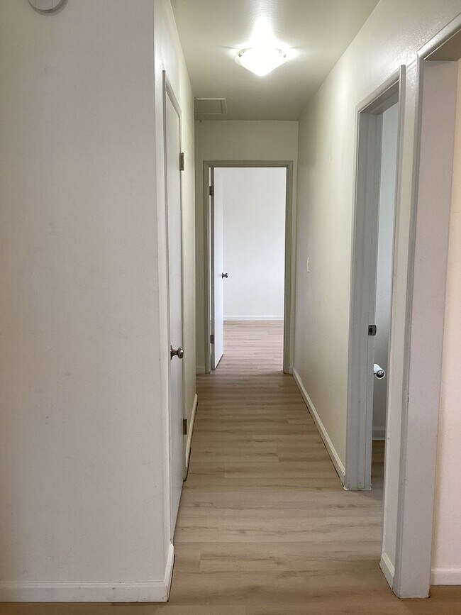 Building Photo - Single Story Updated Pet Friendly Home