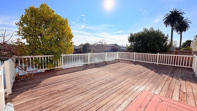 Building Photo - 738 Palmera Ct