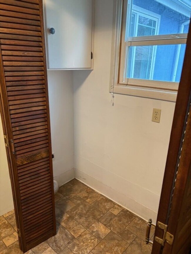 Building Photo - Charming home with large bedrooms