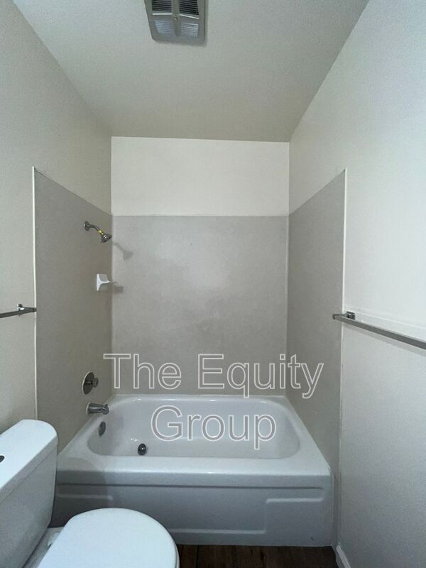 Building Photo - 1420 W Elowin Ave