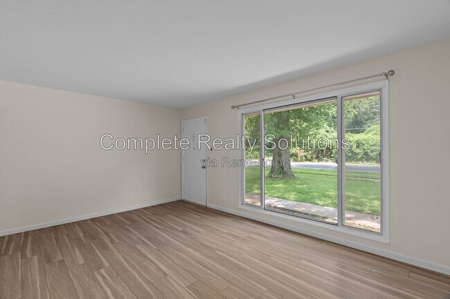 Building Photo - 5661 Bermuda Dr
