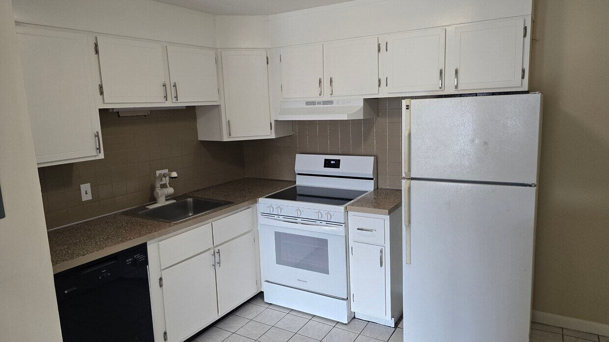 Building Photo - 176 Maple Ave