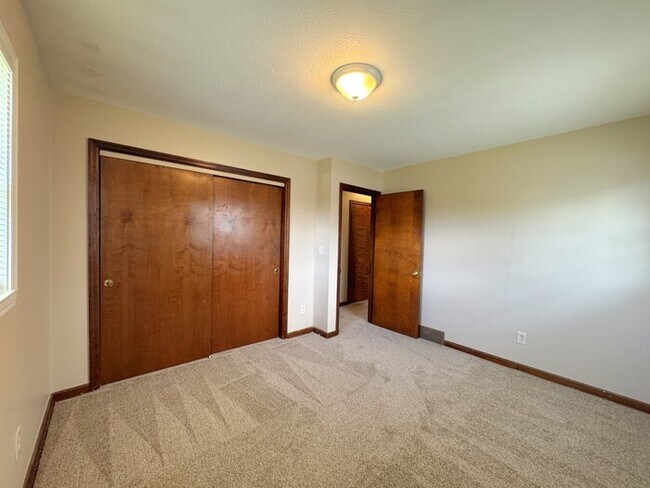 Building Photo - 3971 Far Hills Dr