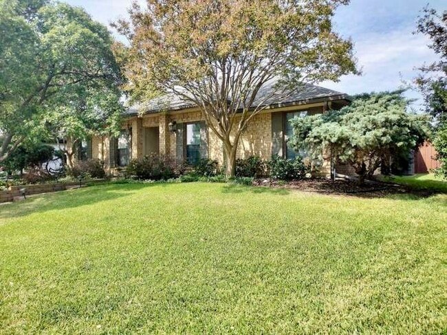 Building Photo - 1707 Mayflower Dr