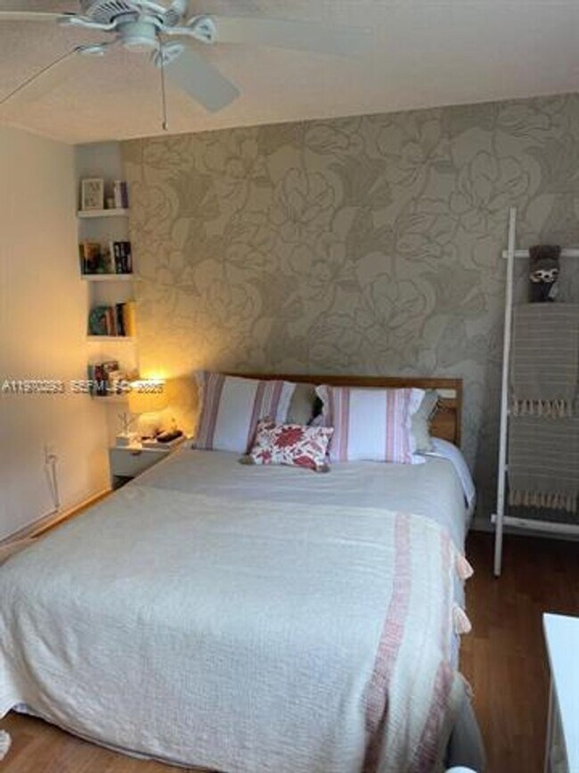 Building Photo - 210 Seaview Dr