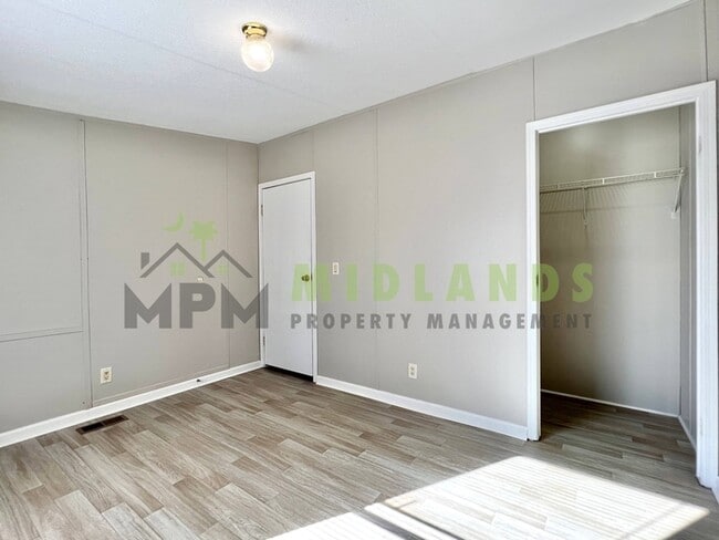 Building Photo - 323 Tabor Dr