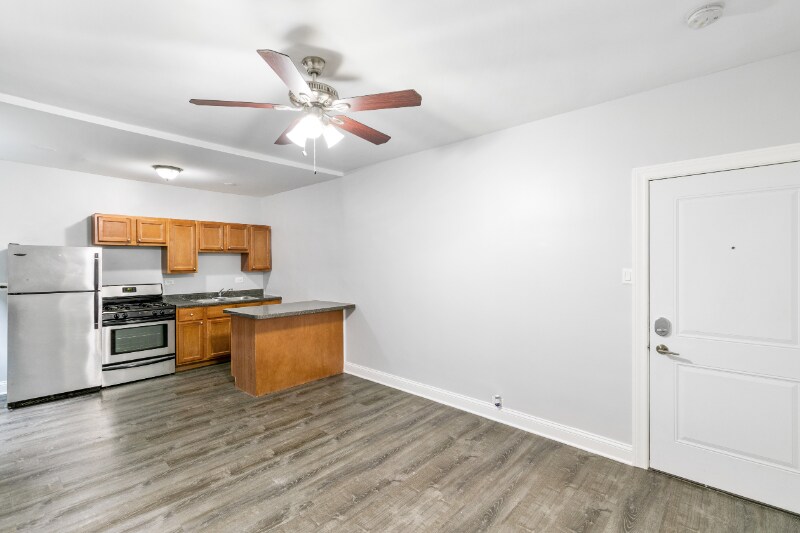 Building Photo - 5860 N Kenmore Ave