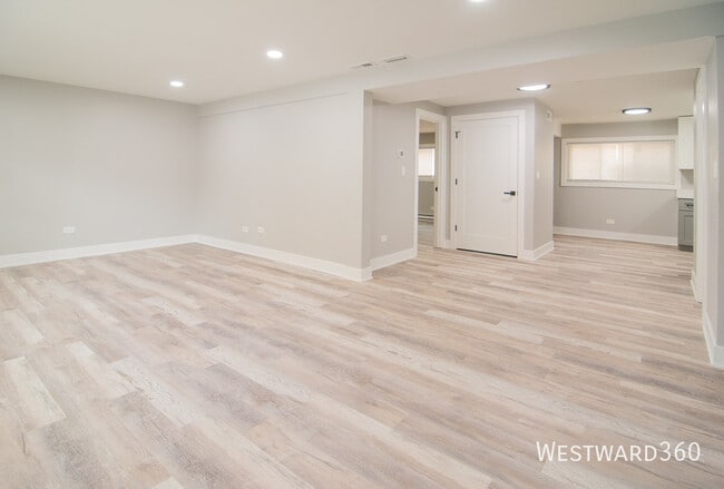 Building Photo - 6141 N Hermitage Ave