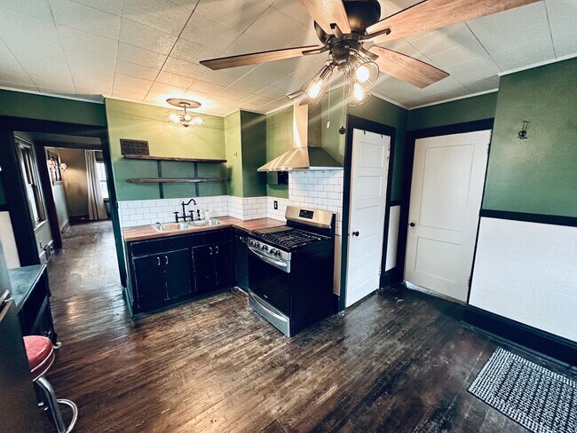 Building Photo - Charming 2-Bedroom Home w/ Finished Loft, Open Floor Plan & Sunroom!