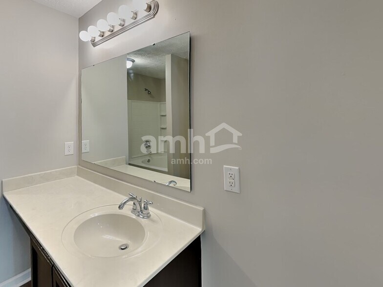 Building Photo - 1127 Fiesta Dr
