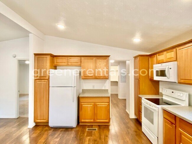 Building Photo - 6733 5th Ct SE