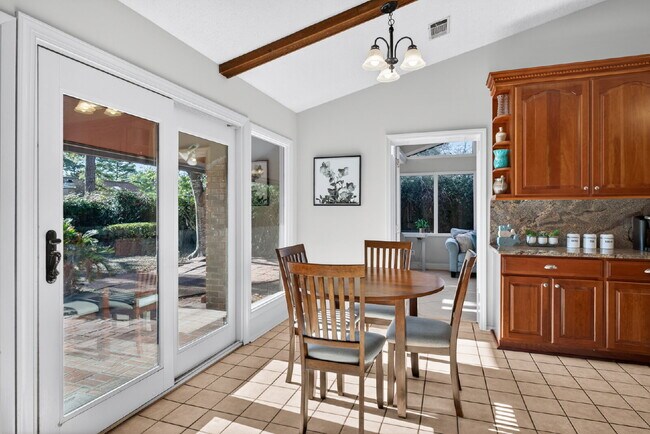 Building Photo - 5 Dorchester Ct