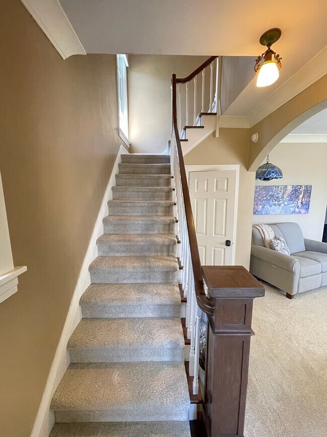 Building Photo - AVAILABLE AUGUST 1ST - Beautiful Single Fa...