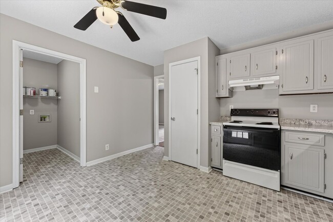 Building Photo - Pet Friendly Three Bedroom!