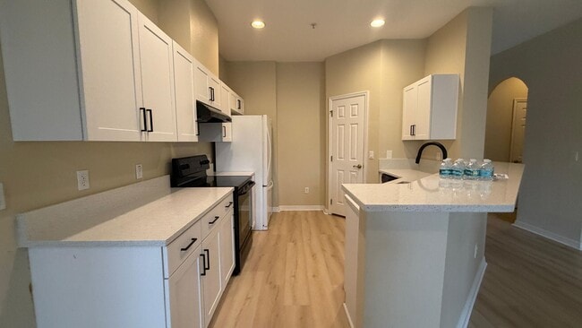 Building Photo - Beautiful 2 bed & 2.5 bath townhome