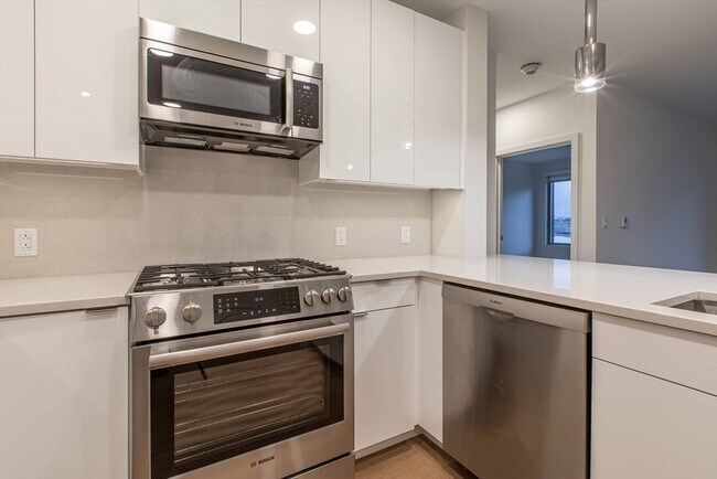 Building Photo - 45 Lewis St