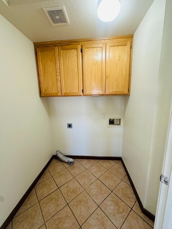 Building Photo - Beautiful 3 Bed, 2.5 Bath Home with Garage, Spacious Layout & Private Yard in Desirable Hercules ...