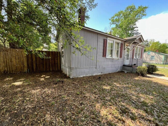 Building Photo - MOVE IN READY!