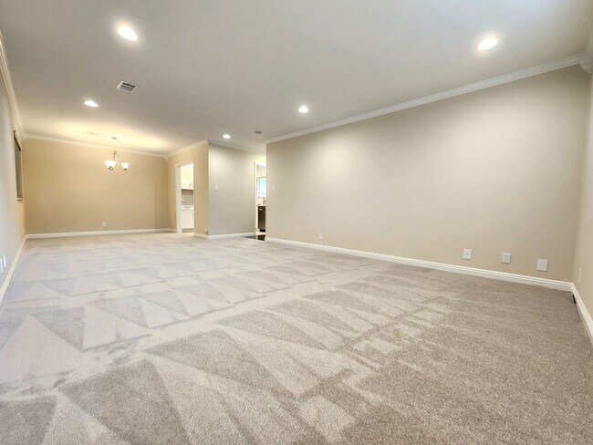 Building Photo - Updated 2 bedroom with in unit washer, dry...