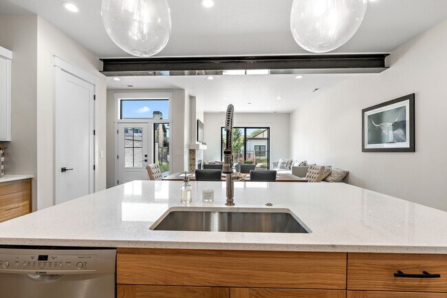 Building Photo - 2460 W Iron Coop St