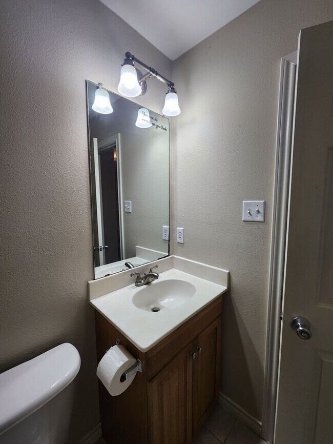 Building Photo - Gorgeous 2 story 3-bedroom 2.5-bath townho...