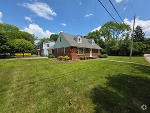 Building Photo - GORGEOUS ALL BRICK HOME CLOSE TO CAMPUS
