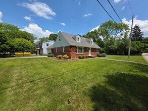 Building Photo - GORGEOUS ALL BRICK HOME CLOSE TO CAMPUS