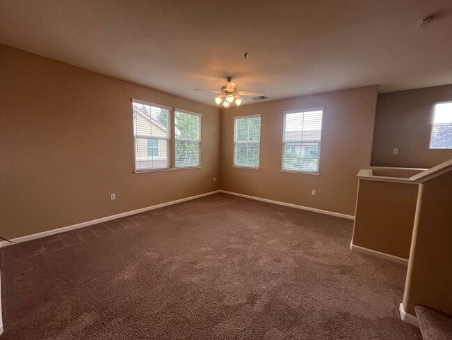 Building Photo - Spacious 3bed 2.5 bath available in Regency Park