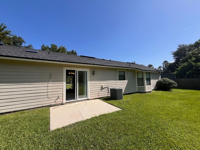 Building Photo - 3 Bedroom 2 Bath house with Garage Near Fl...