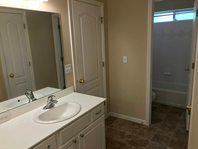 Building Photo - 4706 Planters Ridge Dr