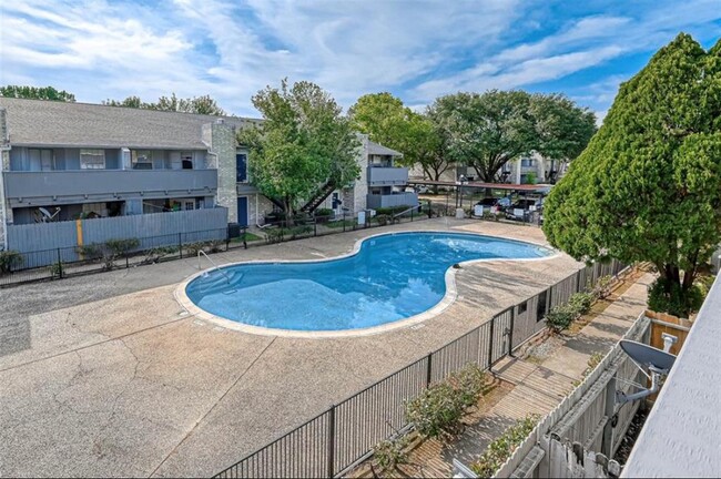 Building Photo - 9700 Leawood Blvd