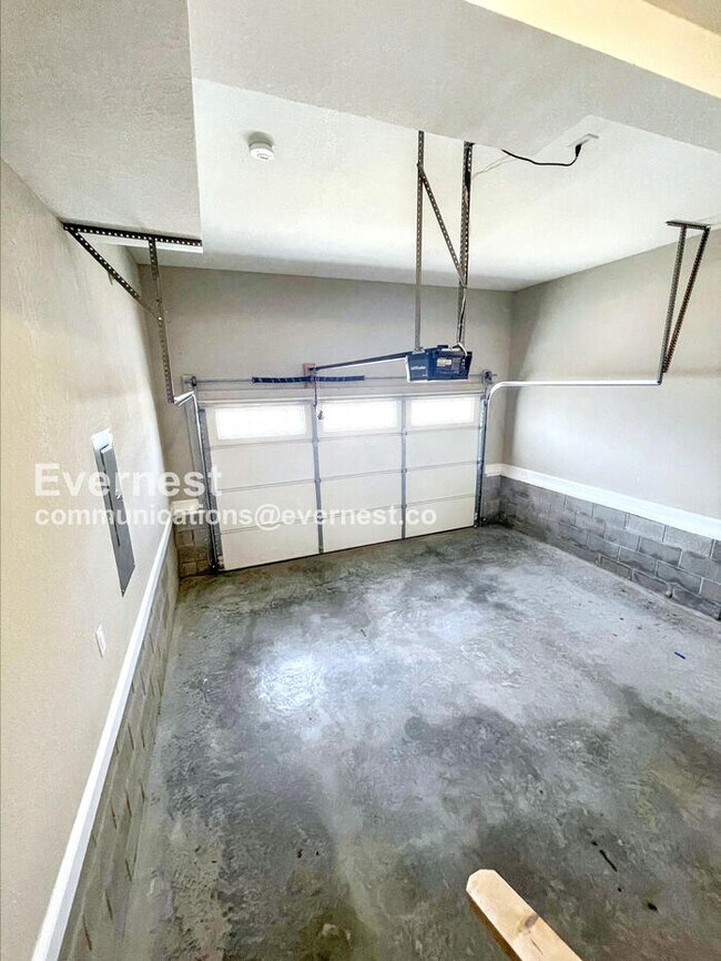 Building Photo - 3 Bed, 2.5 Bath Home with Garage / Pet-Fri...