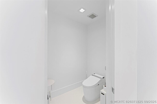 Building Photo - 5959 Collins Ave