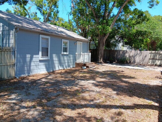 Building Photo - 2/1 home for rent - Come see before it is ...
