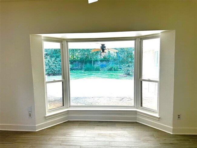 Building Photo - 3007 Broadmoor Dr