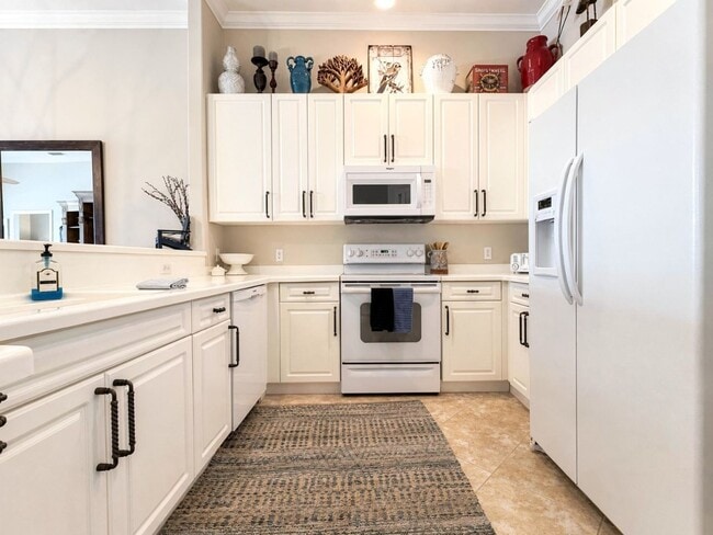 Building Photo - Beautifully furnished 2-bedroom and den, 2-bath in Sterlling Oak
